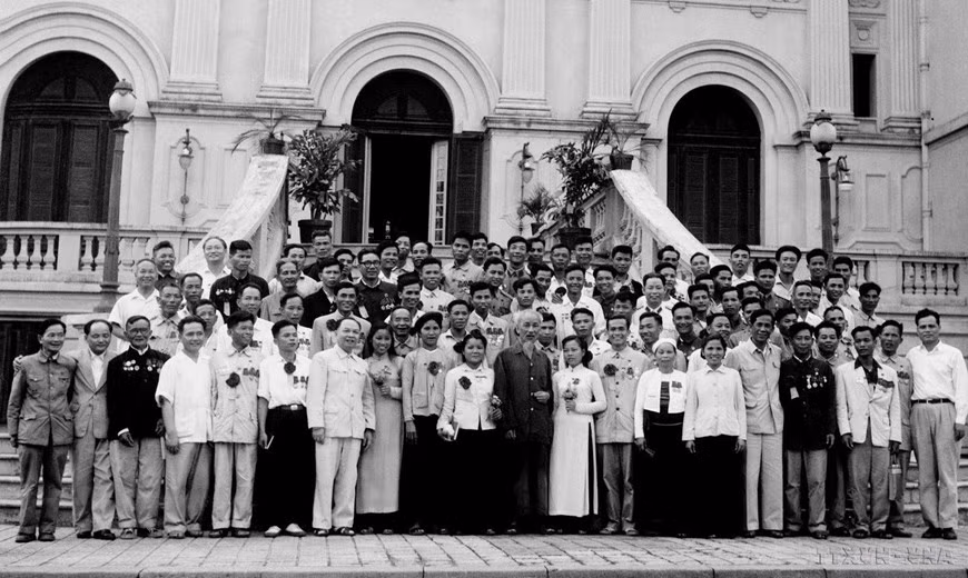 El 6 de mayo de 1962, en el Palacio Presidencial, el presidente Ho Chi Minh se reunió con delegados del primer, el segundo y el tercer Congreso de héroes y soldados de emulación (desde 1952 hasta1962).