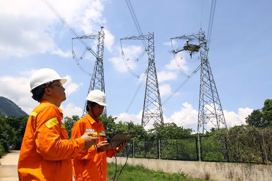 Trabajadores de la central eléctrica de Bao Loc (Lam Dong) utilizan un UAV con una cámara con sensor térmico para comprobar la ruta de la línea. Trabajadores de la central eléctrica de Bao Loc (Lam Dong) utilizan un UAV con una cámara con sensor térmico para comprobar la ruta de la línea.