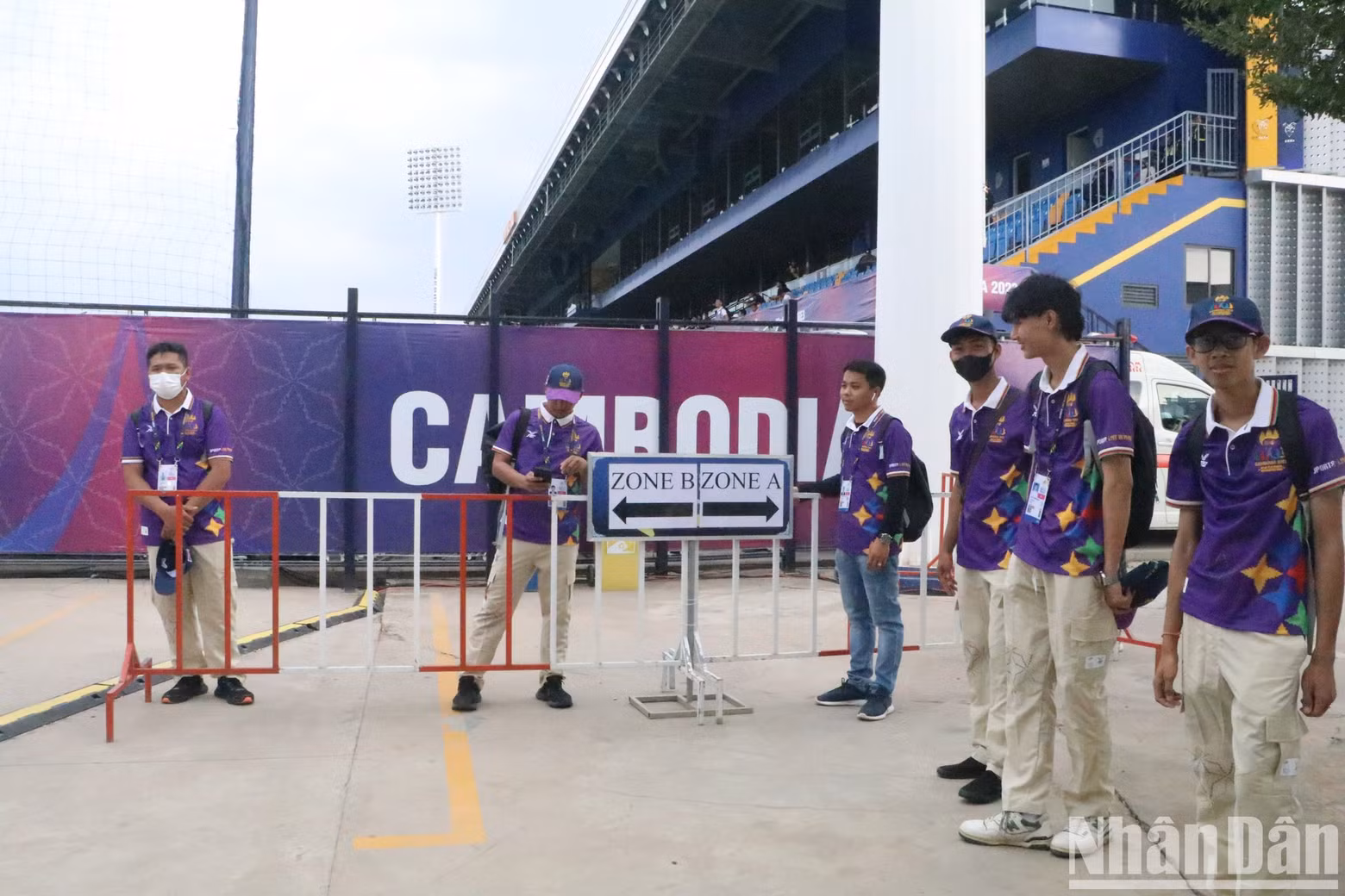 Un equipo de jóvenes guías ayuda a los espectadores. Un equipo de jóvenes guías ayuda a los espectadores.