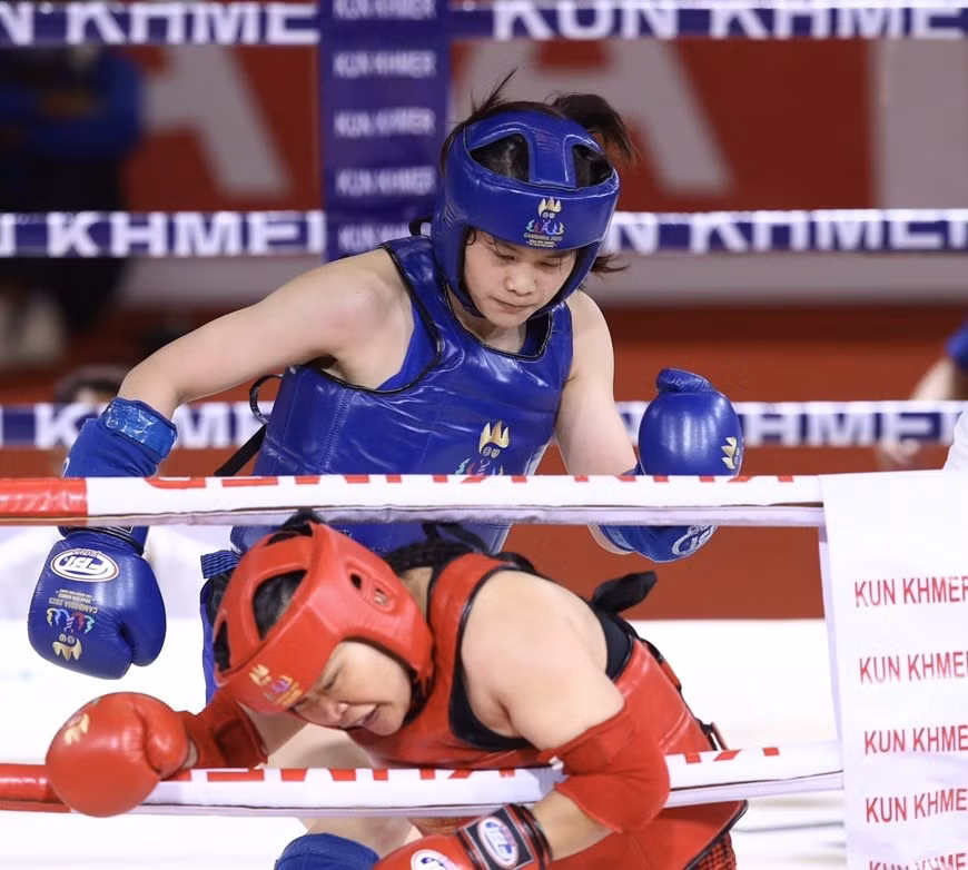 Bang Thi Mai, obtuvo la tercera medalla de oro para el equipo de Kun Khmer de Vietnam en la categoría de peso femenino de 60 kilogramos en los SEA Games 32.