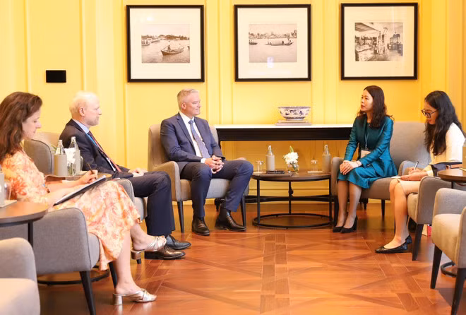 La viceministra de Relaciones Exteriores de Vietnam Nguyen Minh Hang se reúne con el secretario general de la OCDE, Mathias Cormann. (Fotografía: VNA) La viceministra de Relaciones Exteriores de Vietnam Nguyen Minh Hang se reúne con el secretario general de la OCDE, Mathias Cormann. (Fotografía: VNA)