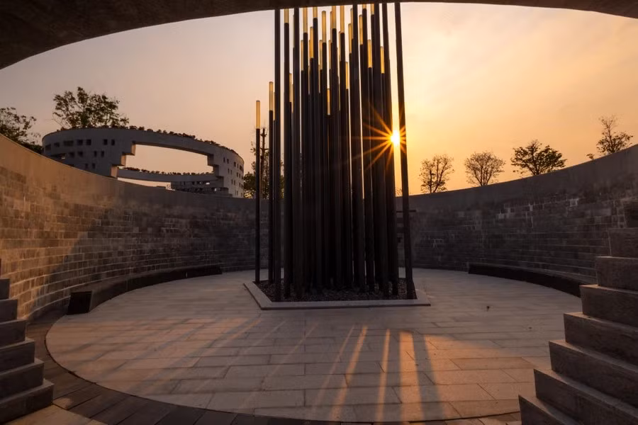 El lago conmemorativo semicircular simboliza la pupila del ojo del soldado cuando cae. Las 56 lámparas colocadas en el medio representan los 56 días y noches de feroz combate de la campaña de Dien Bien Phu. El lago conmemorativo semicircular simboliza la pupila del ojo del soldado cuando cae. Las 56 lámparas colocadas en el medio representan los 56 días y noches de feroz combate de la campaña de Dien Bien Phu.