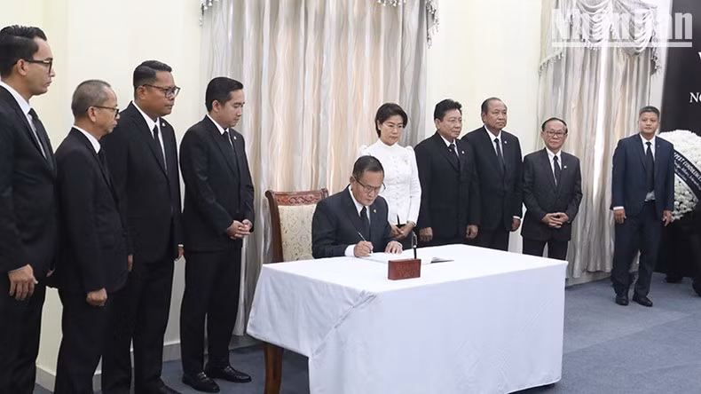 El asesor principal al Rey camboyano, Chea Horn, al frente de una delegación del Palacio Real, asiste al acto. También transmite una misiva de condolencias por parte del Rey Norodom Sihamoni y una ofrenda floral en homenaje al expresidente Tran Duc Luong. El asesor principal al Rey camboyano, Chea Horn, al frente de una delegación del Palacio Real, asiste al acto. También transmite una misiva de condolencias por parte del Rey Norodom Sihamoni y una ofrenda floral en homenaje al expresidente Tran Duc Luong.