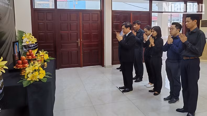 El acto fúnebre en el Consulado General de Vietnam en Sihanoukville. El acto fúnebre en el Consulado General de Vietnam en Sihanoukville.