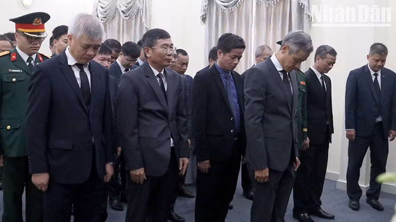 La delegación de empleados de la Embajada y agencias de representación de Vietnam en Camboya, encabezada por el jefe de esa misión diplomática, Nguyen Minh Vu, guarda un minuto de silencio en honor al expresidente Tran Duc Luong. La delegación de empleados de la Embajada y agencias de representación de Vietnam en Camboya, encabezada por el jefe de esa misión diplomática, Nguyen Minh Vu, guarda un minuto de silencio en honor al expresidente Tran Duc Luong.