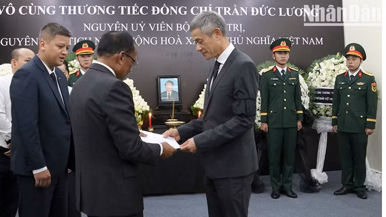 Vong Soth, vicepresidente de la Asamblea Nacional de Camboya, entrega, por conducta de la Embajada, la carta de condolencias de la presidenta de la Asamblea Nacional de Camboya, Samdech Moha Rathsapheathika Thipadei Khuon Sudary, para su homólogo vietnamita Tran Thanh Man. Vong Soth, vicepresidente de la Asamblea Nacional de Camboya, entrega, por conducta de la Embajada, la carta de condolencias de la presidenta de la Asamblea Nacional de Camboya, Samdech Moha Rathsapheathika Thipadei Khuon Sudary, para su homólogo vietnamita Tran Thanh Man.