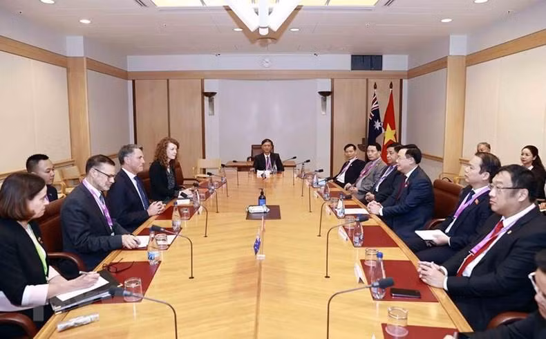 Encuentro entre Vuong Dinh Hue y Richard Marles.