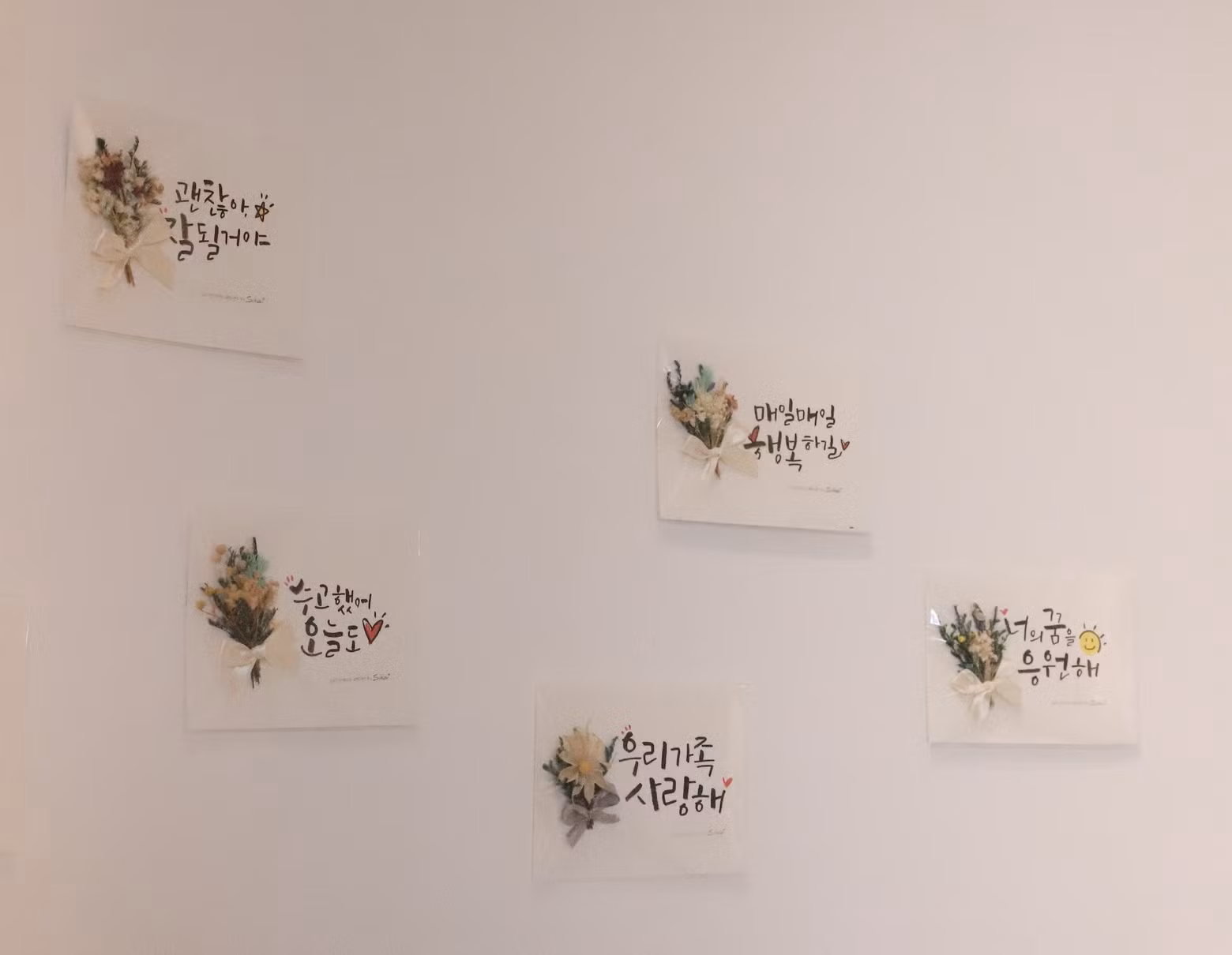 Al finalizar sus obras, los autores pueden enmarcarlas y colgarlas en la pared del aula, o llevarlas a casa.