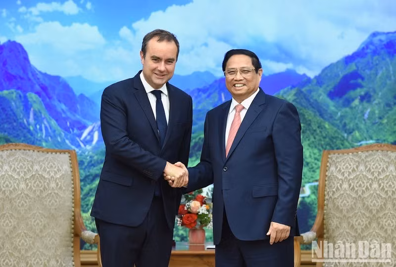 El jefe de Gobierno vietnamita recibe al ministro de Fuerzas Armadas de Francia, Sébastien Lecornu.