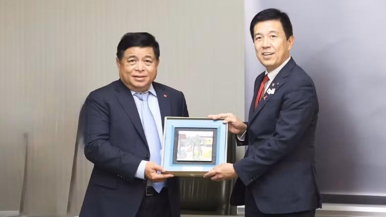 El vice primer ministro vietnamita Nguyen Chi Dung (izquierda) y el alcalde de la ciudad de Nagoya, Hirosawa Ichiro. (Fotografía: VGP) El vice primer ministro vietnamita Nguyen Chi Dung (izquierda) y el alcalde de la ciudad de Nagoya, Hirosawa Ichiro. (Fotografía: VGP)