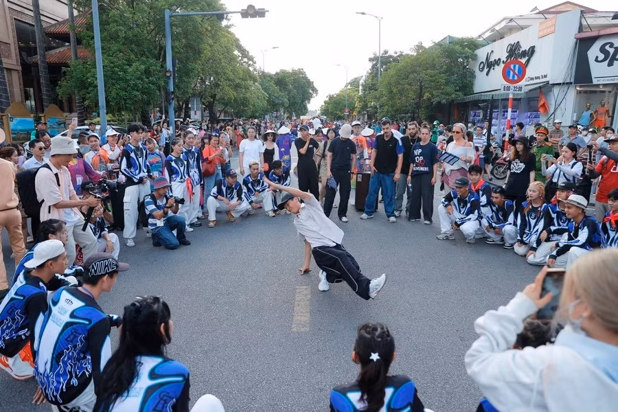 El espectáculo de danza Hip Hop en el festival callejero.
