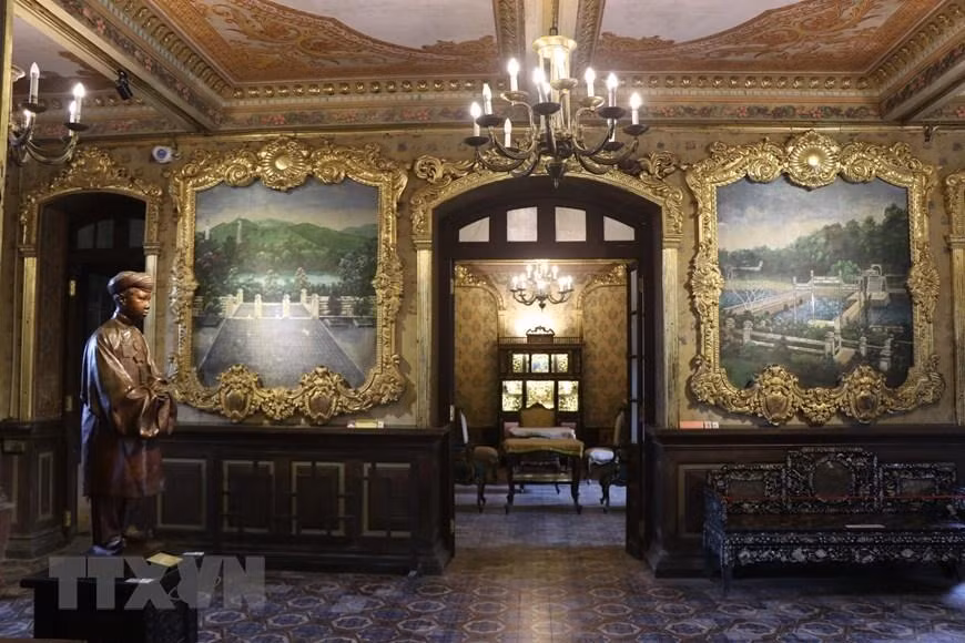 Pinturas de gran formato que representan los mausoleos de los reyes Nguyen decoran el recinto.
