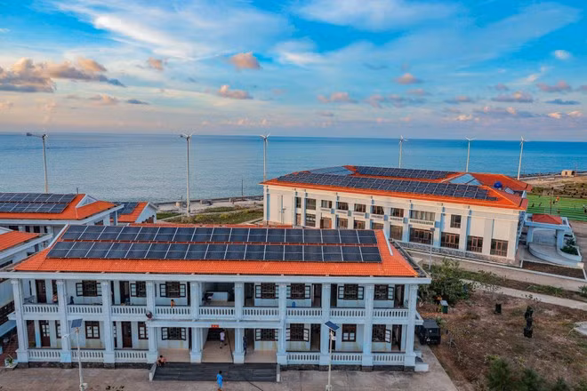La isla de Truong Sa Lon tiene tres edificios de nueva construcción que brindan alojamiento a cientos de pescadores para protegerse de las tormentas, ayudándolos a sentirse seguros al explotar y capturar mariscos en el área del distrito insular de Truong Sa.
