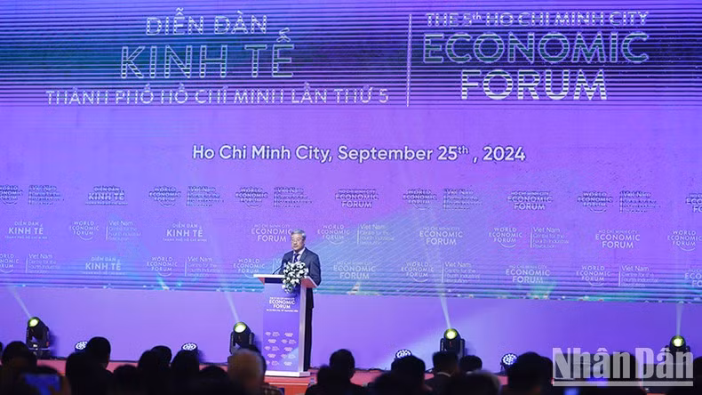 Pham Binh An, subjefe del Instituto de Estudios de Desarrollo de Ciudad Ho Chi Minh, habla en el foro.
