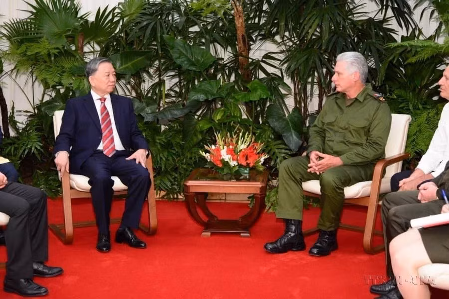 El primer secretario del Comité Central del Partido Comunista y presidente de Cuba, Miguel Mario Díaz-Canel Bermúdez, recibe en 2022 al ministro de Seguridad Pública de Vietnam, To Lam, de visita oficial en la nación caribeña. El primer secretario del Comité Central del Partido Comunista y presidente de Cuba, Miguel Mario Díaz-Canel Bermúdez, recibe en 2022 al ministro de Seguridad Pública de Vietnam, To Lam, de visita oficial en la nación caribeña.