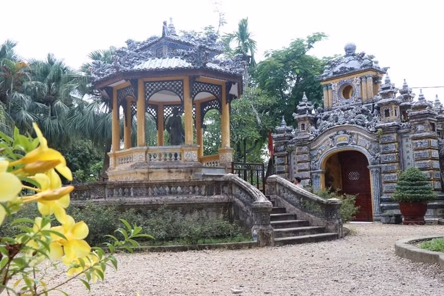Con una amalgama de características arquitectónicas entre Asia y Europa, el palacio An Dinh constituye un excelente ejemplo de arquitectura neoclásica en Vietnam de principios del siglo XX.