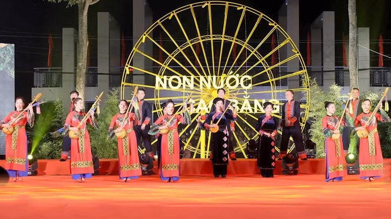 Una actuación artística en saludo a 2024 en Cao Bang. (Fotografía: Nhan Dan)
