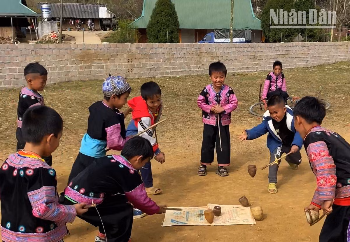 Un juego preferido de cualquier niño de la etnia es “Peonza de Tu Lu”. El cincelado de ese juguete refleja la destreza de los participantes.