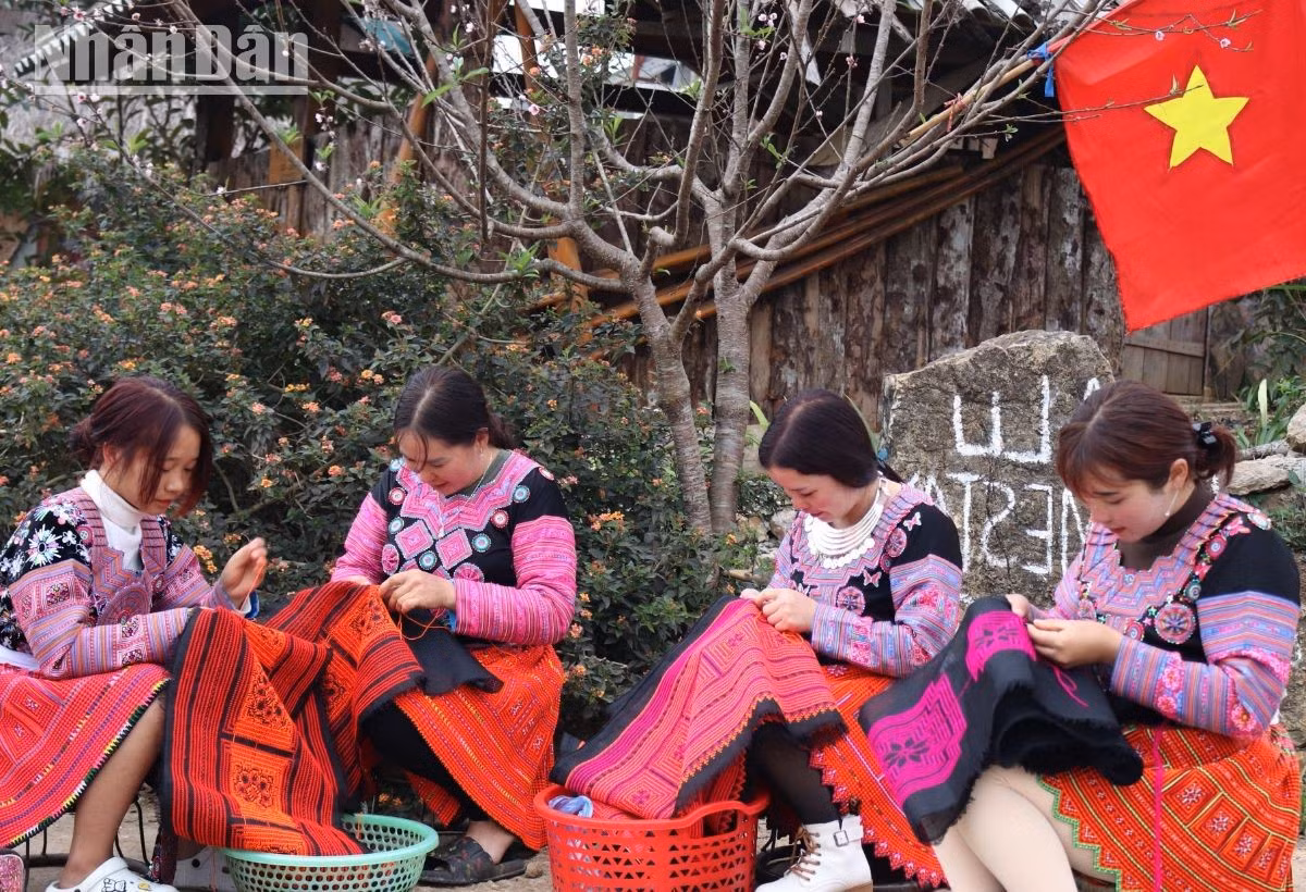 Las miembros de la etnia bordan trajes para lucir los días festivos.