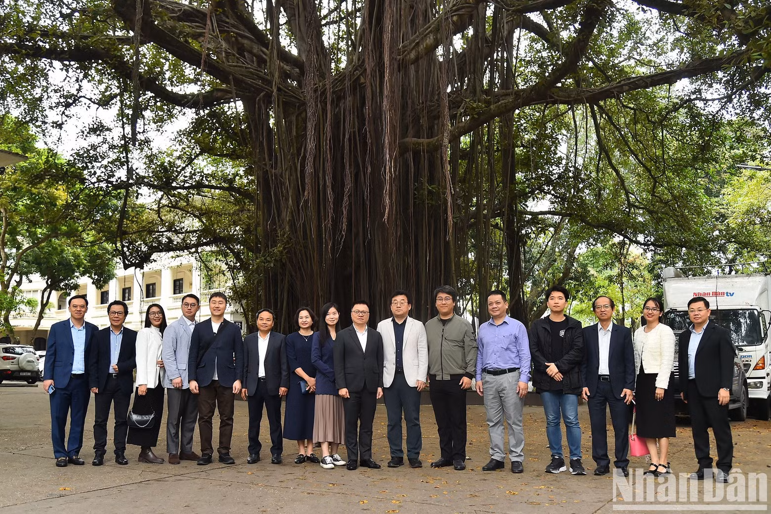 Los delegados de ambas partes posan en la sede de Nhan Dan.