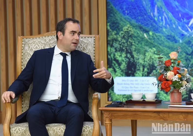 El ministro de Fuerzas Armadas de Francia interviene en la sesión.