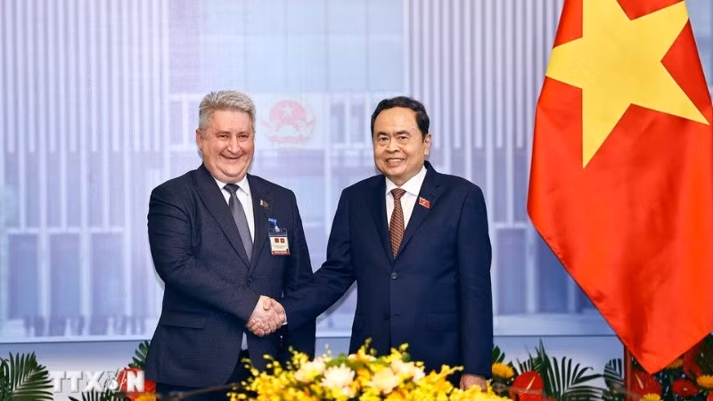El presidente de la Asamblea Nacional de Vietnam, Tran Thanh Man, recibe al vicetitular de la Cámara de Representantes de la Asamblea Nacional de Bielorrusia, Ipatau Vadzim.