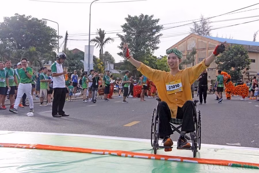 Un atleta discapacitado completa la carrera de 500 metros en un torneo benéfico.