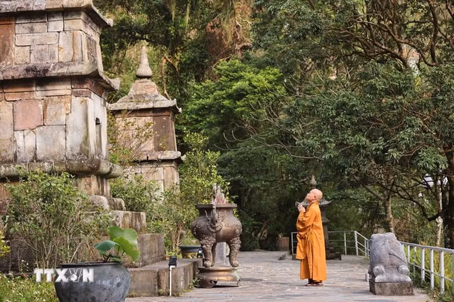 Frente a la pagoda de Ngoa Van, se encuentra una antigua torre donde se guardan partes de las reliquias del rey-monje Tran Nhan Tong. Frente a la pagoda de Ngoa Van, se encuentra una antigua torre donde se guardan partes de las reliquias del rey-monje Tran Nhan Tong.
