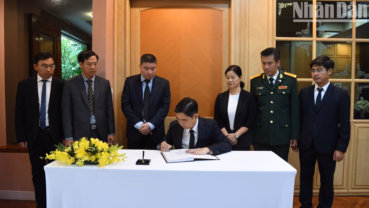 El embajador de Vietnam en Tailandia, Pham Viet Hung, escribe en el libro de condolencias.