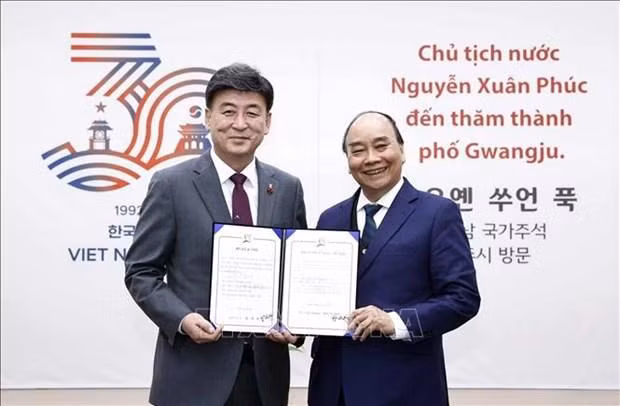 El presidente Nguyen Xuan Phuc y el alcalde de la ciudad de Gwangju, Bang Se-hwan. (Fotografía:VNA) El presidente Nguyen Xuan Phuc y el alcalde de la ciudad de Gwangju, Bang Se-hwan. (Fotografía:VNA)