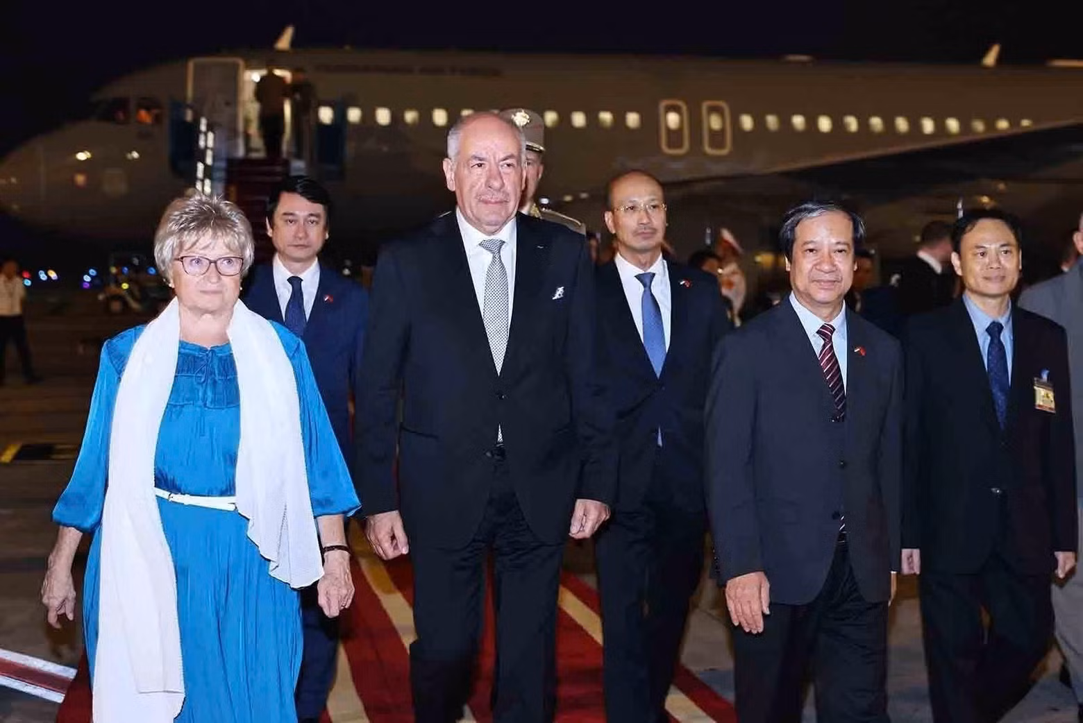 El ministro de Educación y Formación de Vietnam, Nguyen Kim Son, recibe al presidente Tamás Sulyok y su esposa en el aeropuerto internacional de Noi Bai. El ministro de Educación y Formación de Vietnam, Nguyen Kim Son, recibe al presidente Tamás Sulyok y su esposa en el aeropuerto internacional de Noi Bai.
