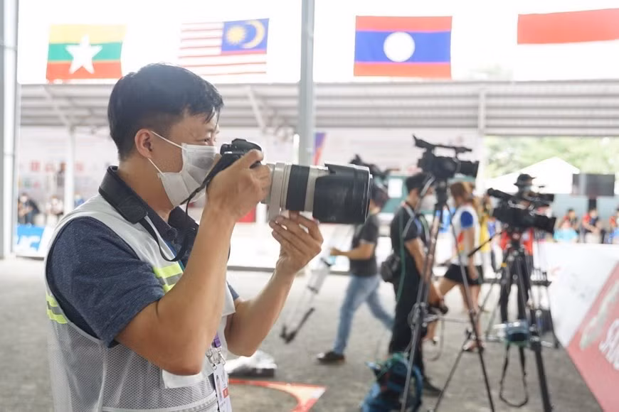 Reporteros de la Agencia Vietnamita de Noticias en los XXXI Juegos Deportivos del Sudeste Asiático (SEA Games 31), en 2021. Reporteros de la Agencia Vietnamita de Noticias en los XXXI Juegos Deportivos del Sudeste Asiático (SEA Games 31), en 2021.