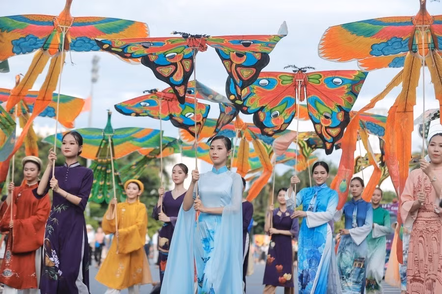 Emocionante festejo callejero 2024 en la ciudad de Hue.