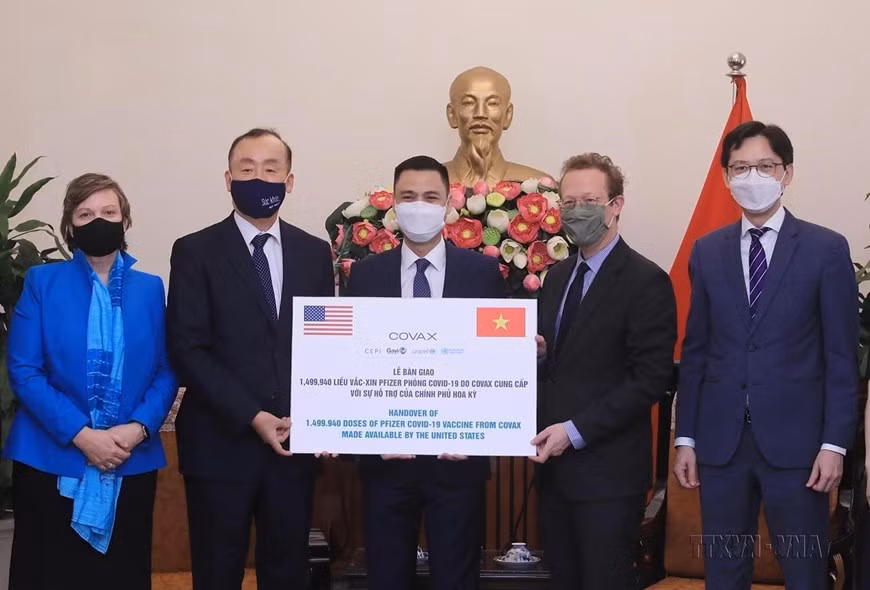 El Ministerio de Relaciones Exteriores de Vietnam recibió un millón 499 mil 940 dosis de vacunas Pfizer de Estados Unidos, mediante el mecanismo COVAX (Hanói, 4 de octubre de 2021). (Fotografía: VNA)