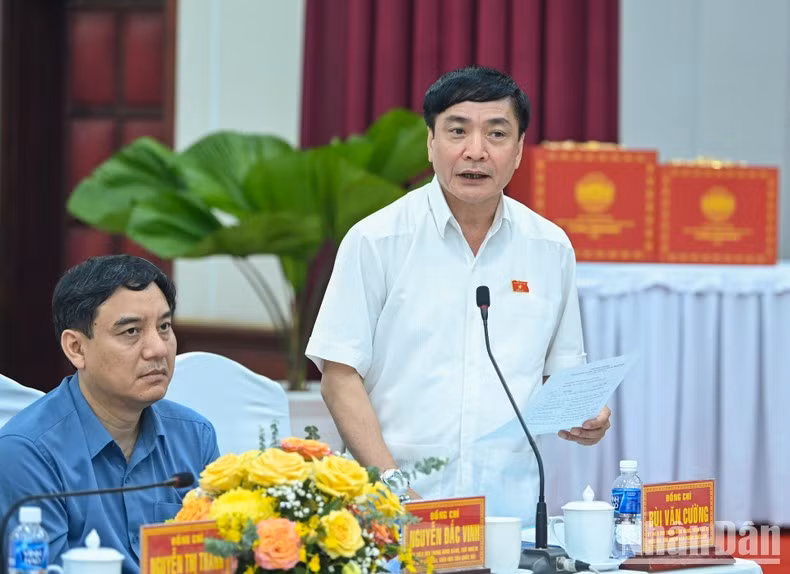 El secretario general y jefe de la Oficina Parlamentaria, Bui Van Cuong.