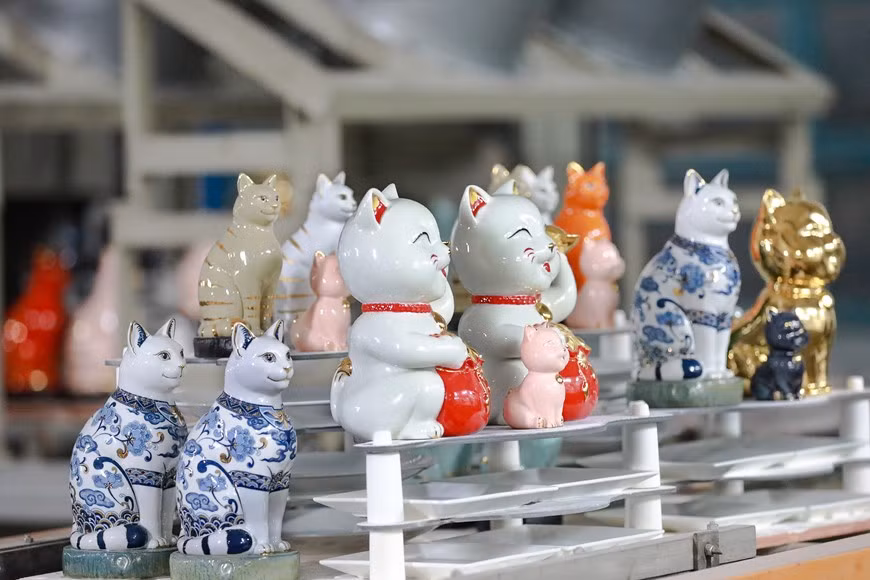 Gatos de cerámica acaban de cocerse en el horno.