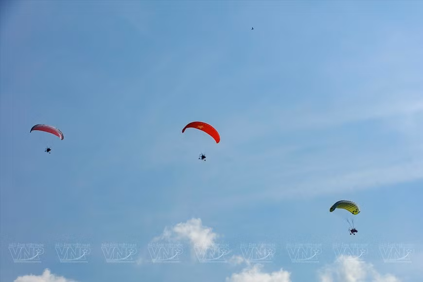 Actuación de parapente en el río Saigón. Actuación de parapente en el río Saigón.