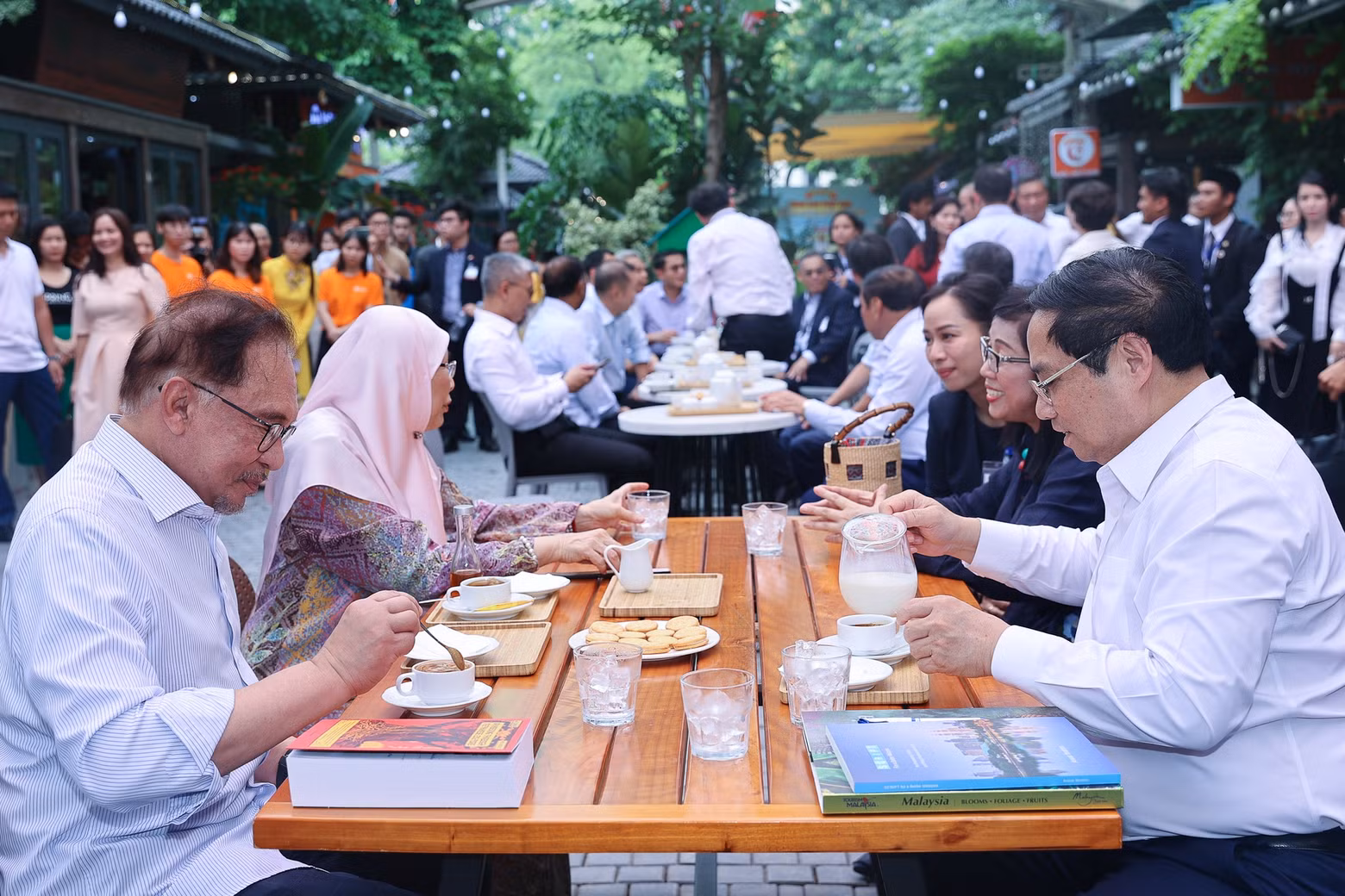 Los dos premieres disfrutan del café vietnamita. Los dos premieres disfrutan del café vietnamita.