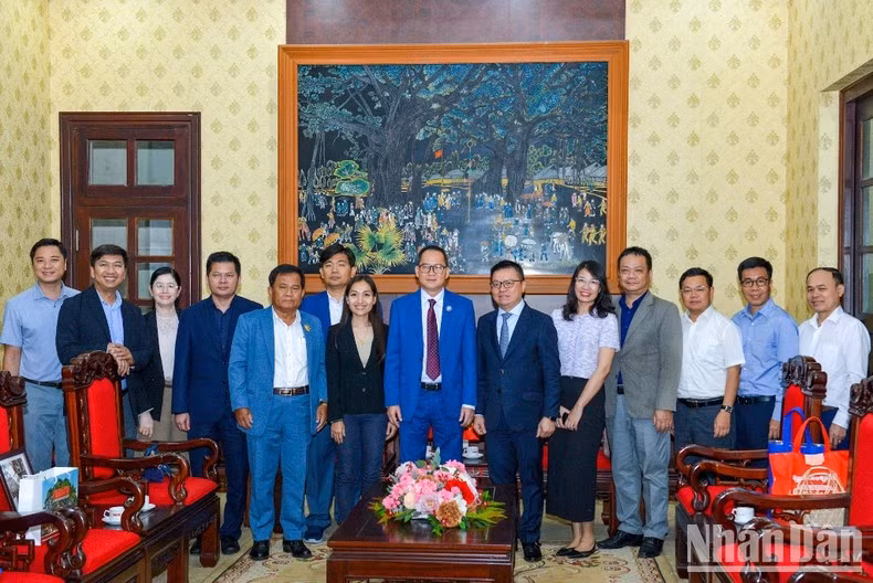 Los delegados posan para fotos.