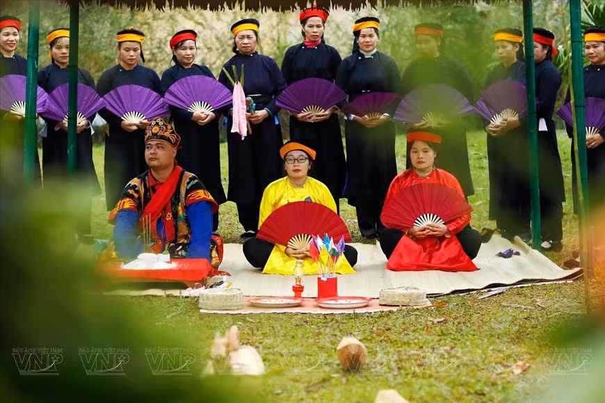 Durante los rituales, los participantes cantan canciones para invitar a “Madre Luna” a unirse a la celebración.