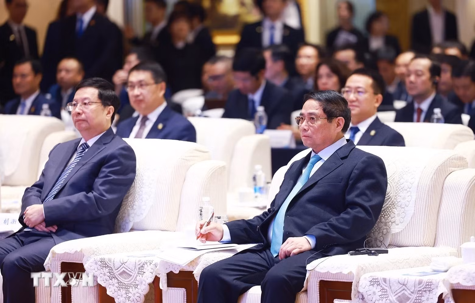 El premier vietnamita asiste al conversatorio.