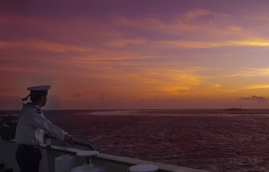 Los oficiales y soldados de la isla de Truong Sa Dong siempre garantizan un buen entrenamiento y preparación para el combate según el plan establecido, asegurando el tráfico marítimo.