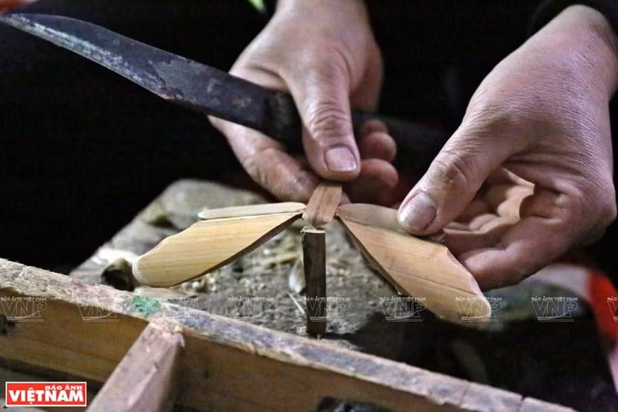 Equilibrar la libélula para que se pare es el último paso en el proceso de modelado, antes de que el producto se transfiera al área de pintura. (Fotografía: Revista Vietnam)