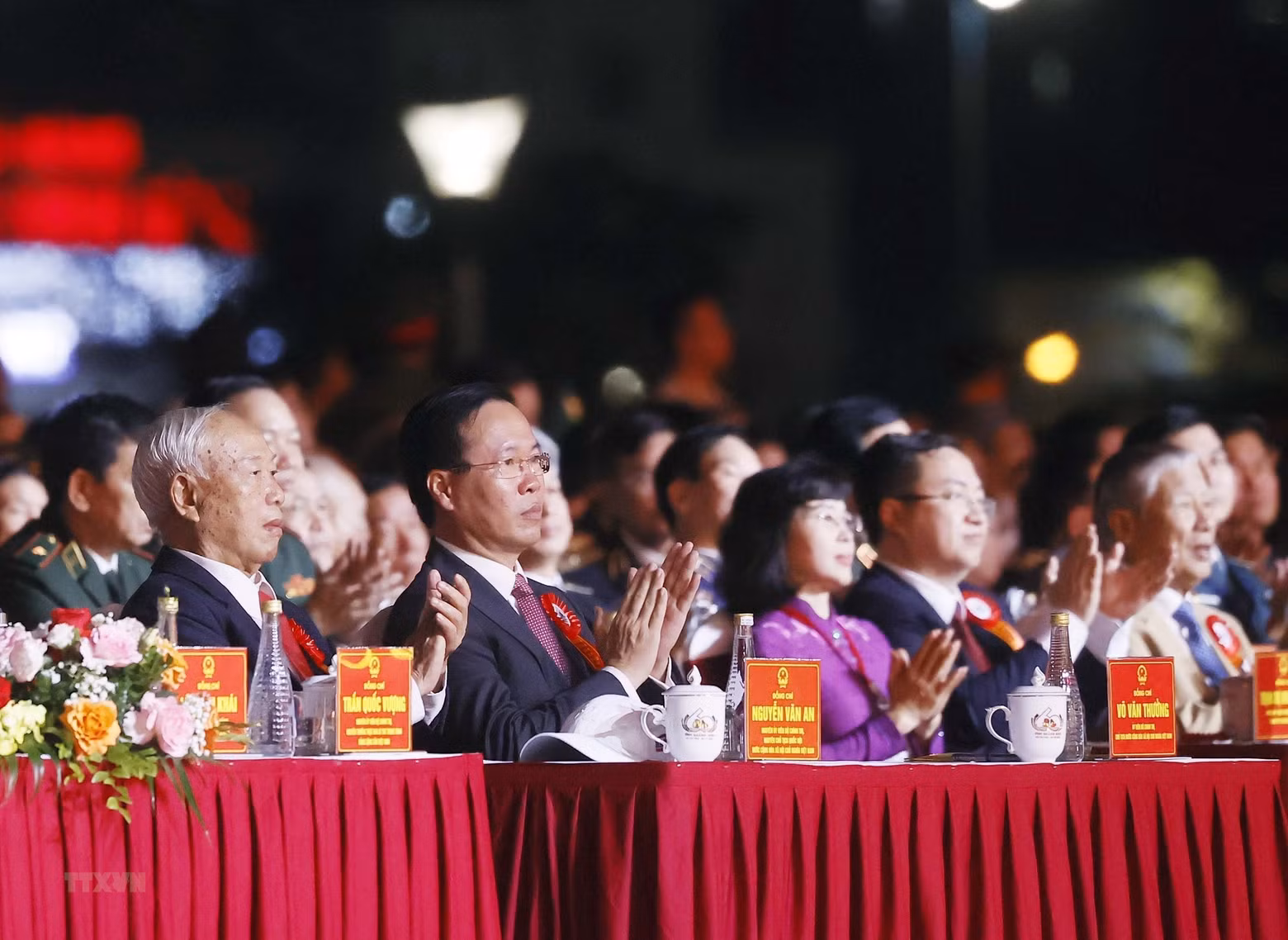 El presidente de Vietnam, Vo Van Thuong, junto con dirigentes actuales y anteriores del Partido y del Estado, en la ceremonia.