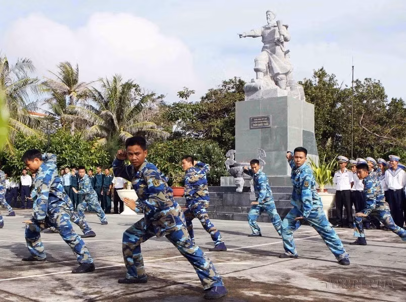 Los soldados de la isla de Nam Yet practican artes marciales, mejoran su salud y están listos para cumplir sus misiones.