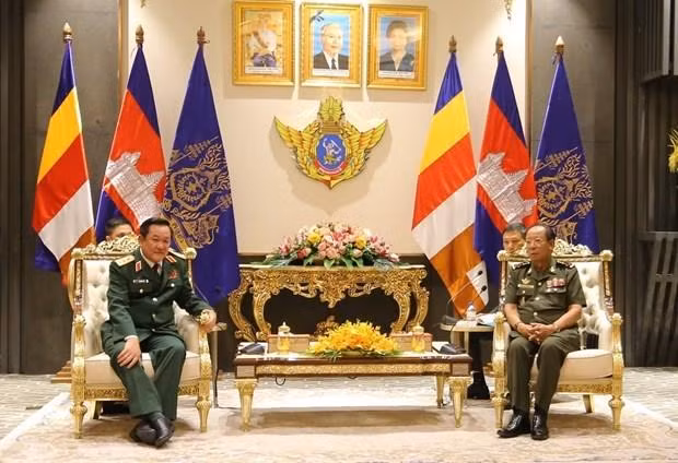 Panorama de la reunión entre el teniente general Vo Minh Luong y el general Tea Banh. (Fotografía: VNA)