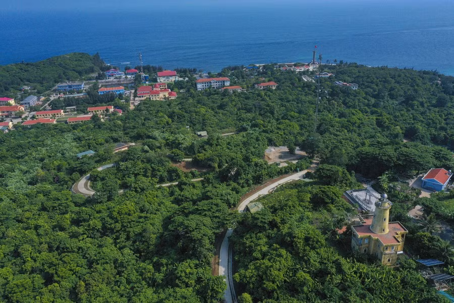 Siguiendo el sendero en medio del bosque, los visitantes llegarán al faro de Con Co, una atracción turística. Siguiendo el sendero en medio del bosque, los visitantes llegarán al faro de Con Co, una atracción turística.