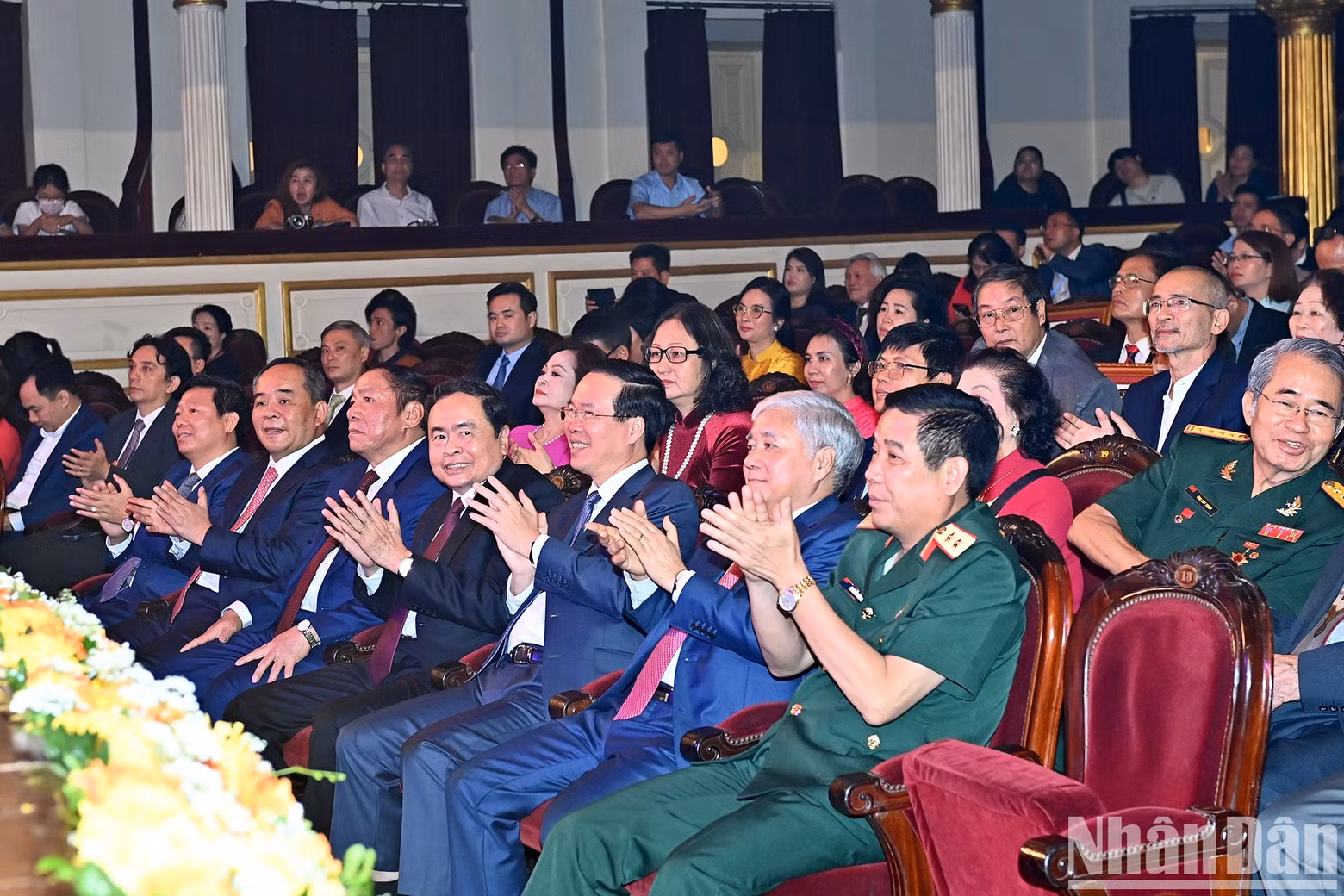 El presidente del país, Vo Van Thuong, y delegados al acto.