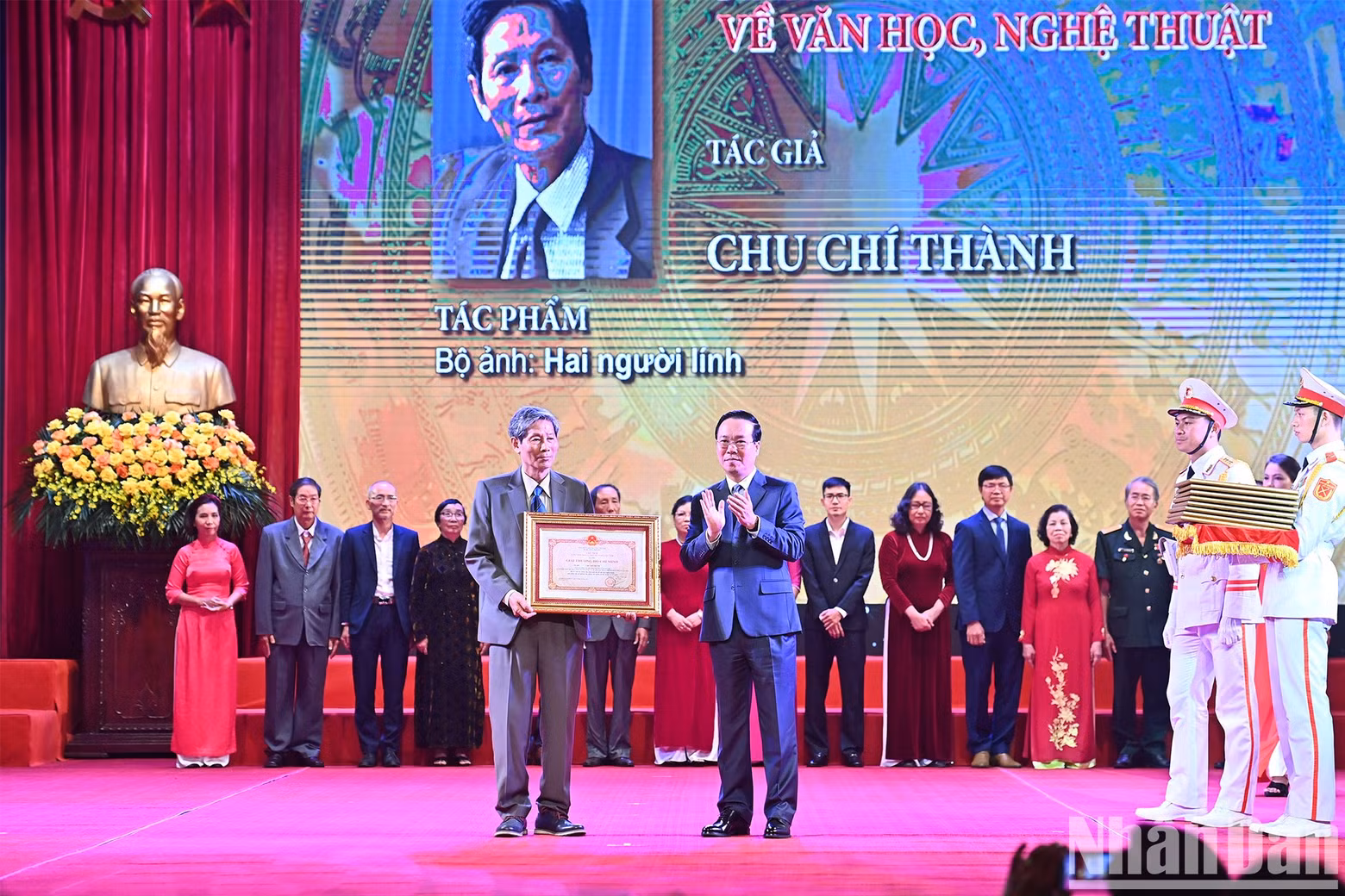 El Jefe de Estado entrega el Premio Ho Chi Minh a los autores galardonados y a los representantes de los que no pudieron participar.