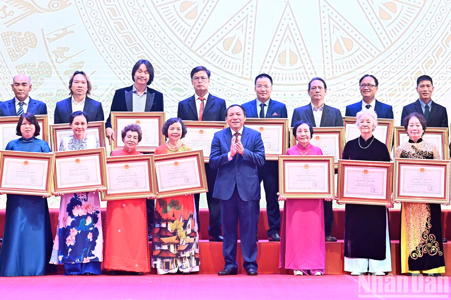 El ministro Nguyen Van Hung entrega el Premio del Estado para trabajos literarios y artísticos.